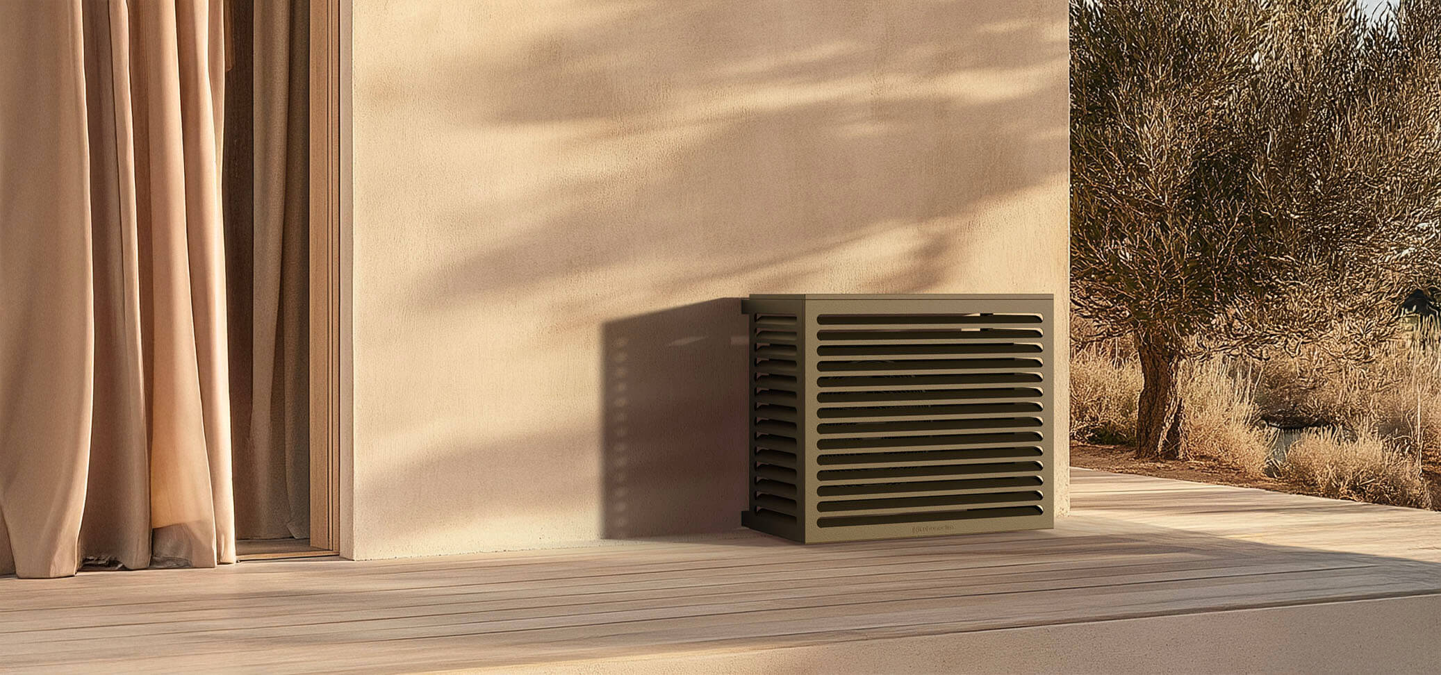 Cache clim design Cabanaclim en aluminium kaki, installé sur terrasse bois, devant mur crème et végétation méditerranéenne.