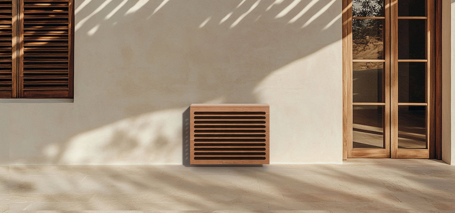 Cache clim bois Cabanaclim en façade, lumière naturelle sur mur blanc, ambiance design et minimaliste.