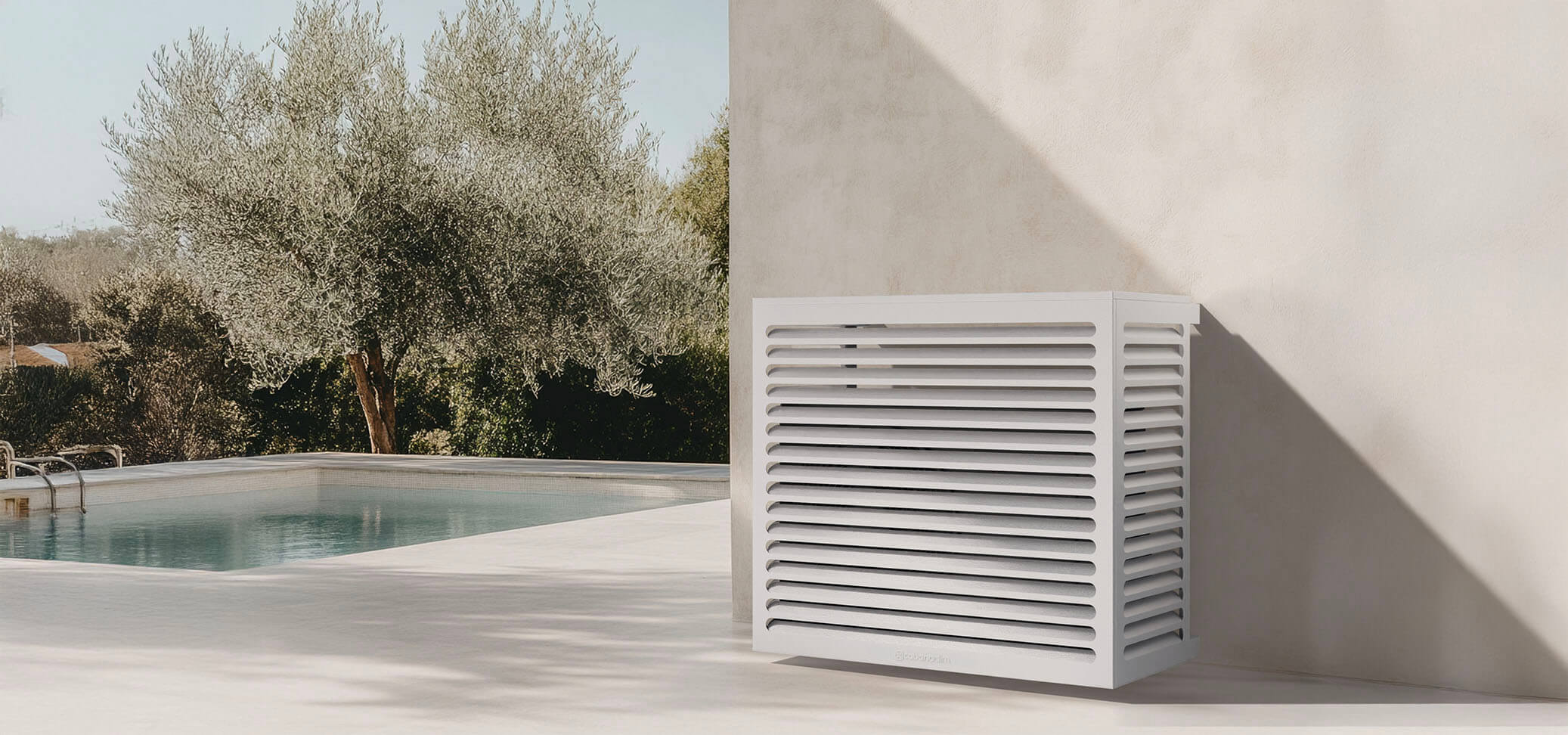 Cache clim Cabanaclim blanc crème taille M installé sur une terrasse extérieure ensoleillée avec piscine et olivier