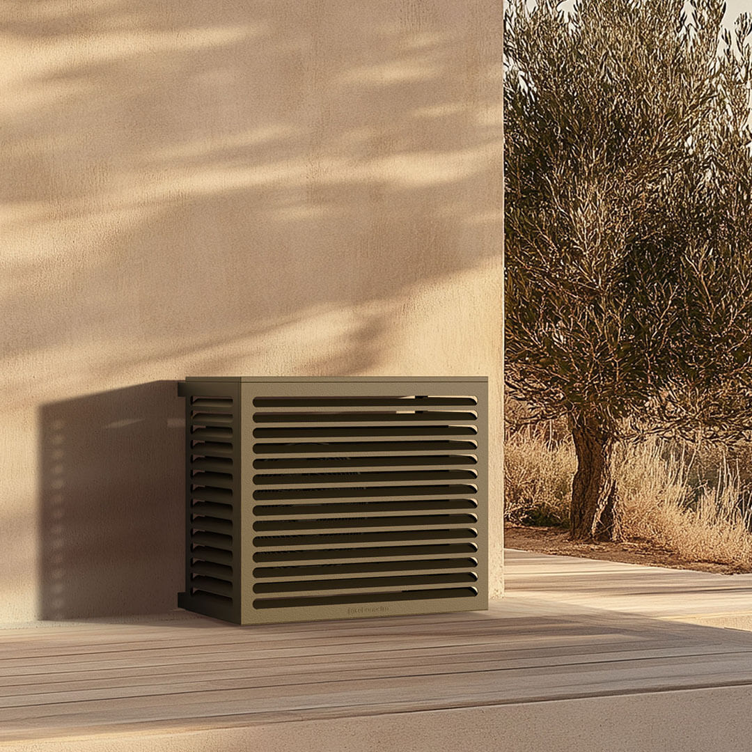 Cache clim M design vert olive Cabanaclim taille M posé au sol sur terrasse beige