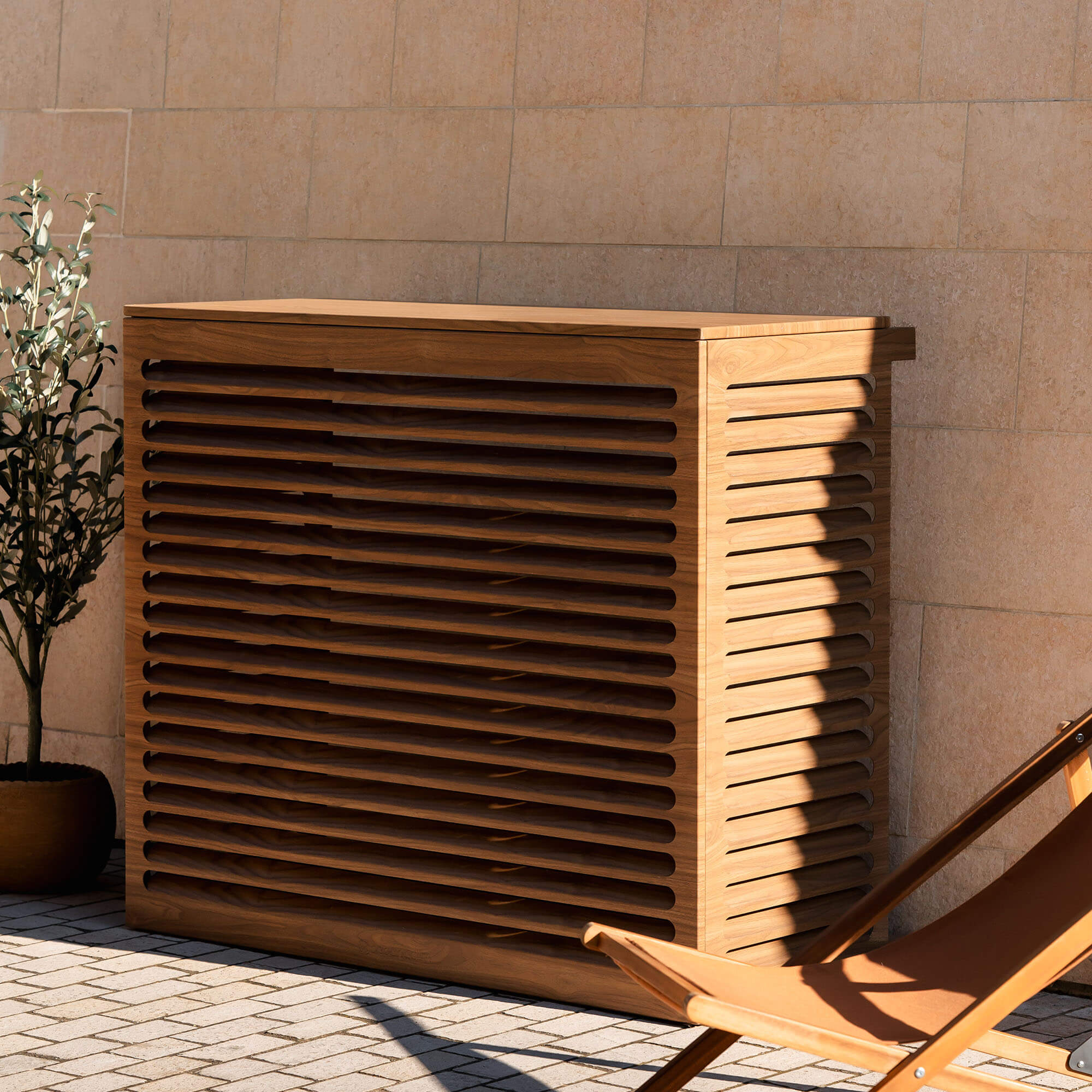 Cache clim bois exotique – taille XL, installé avec soin – vue de face avec déco. Finition en aluminium haut de gamme, conçue pour habiller votre clim ou pompe à chaleur avec style. Un cache clim design pensé pour durer.