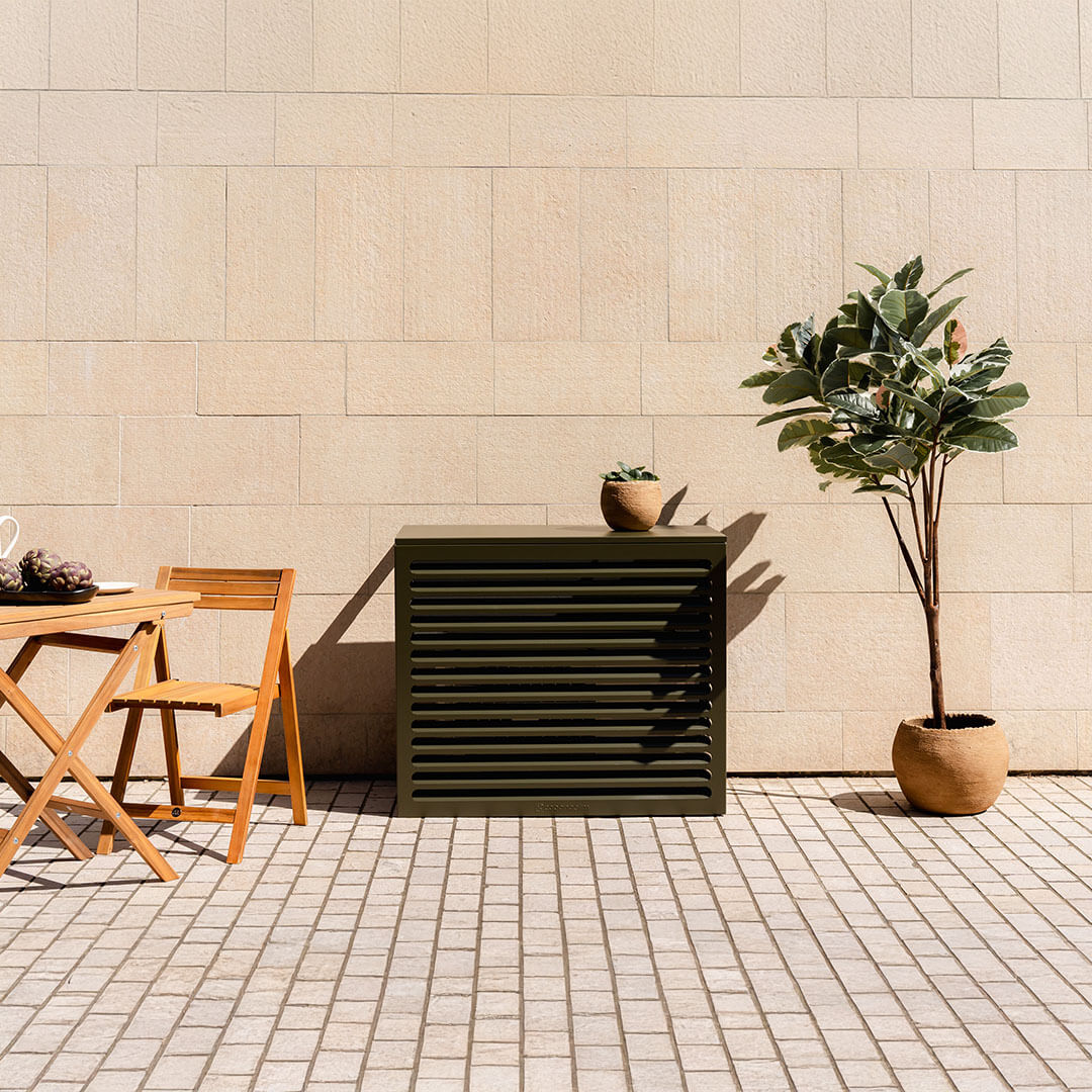 Cache clim kaki Cabanaclim sur terrasse ensoleillée, avec mobilier bois et poteries déco style méditerranéen.