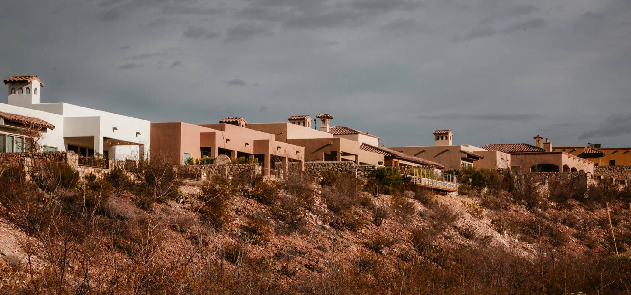 Vue d’un programme immobilier composé de maisons méditerranéennes avec toits en tuiles, idéal pour intégration de caches clim Cabanaclim