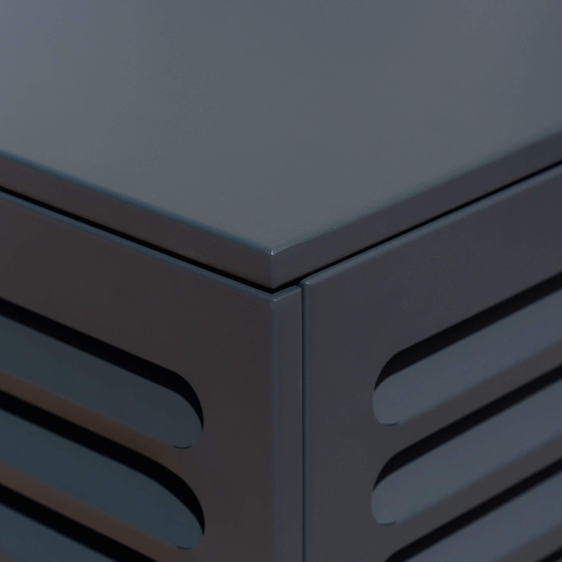 Modèle cache clim gris anthracite (ral 7016) – taille XS – vue : vue style architecture. Finition en aluminium haut de gamme, conçue pour habiller votre clim ou pompe à chaleur avec style. Un choix esthétique et pratique.