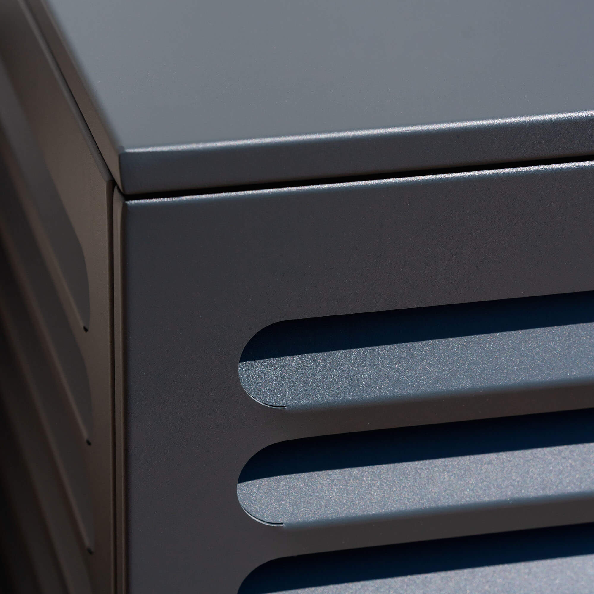 Modèle cache clim gris anthracite (ral 7016) – vue : vue d’angle zoomée. Structure ventilée et design, idéale pour sublimer une façade ou un jardin. Un choix esthétique et pratique.