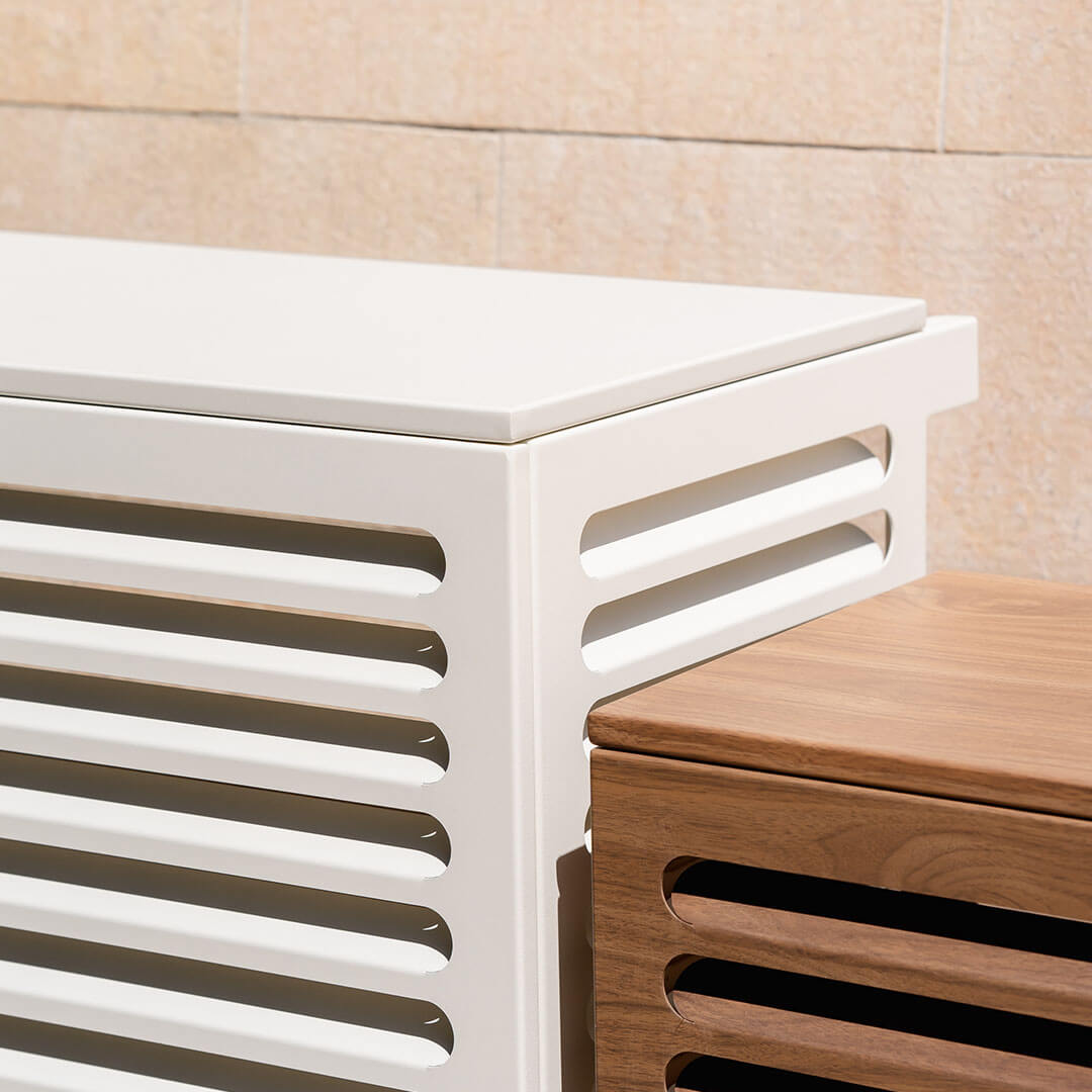 Cache clim blanc (RAL 9010) et effet bois – installé avec soin – vue d’angle zoomée. Structure ventilée et design, idéale pour sublimer une façade ou un jardin. Un cache clim design pensé pour durer.