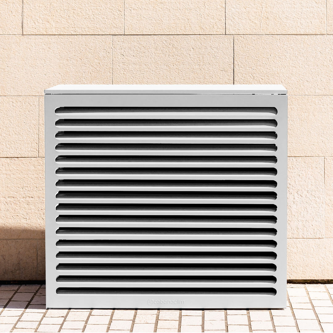 Cache clim blanc (RAL 9010) Cabanaclim – taille L – vue de face neutre. Protection élégante et durable, pensée pour s’intégrer à tous les environnements extérieurs. Un cache clim design pensé pour durer.
