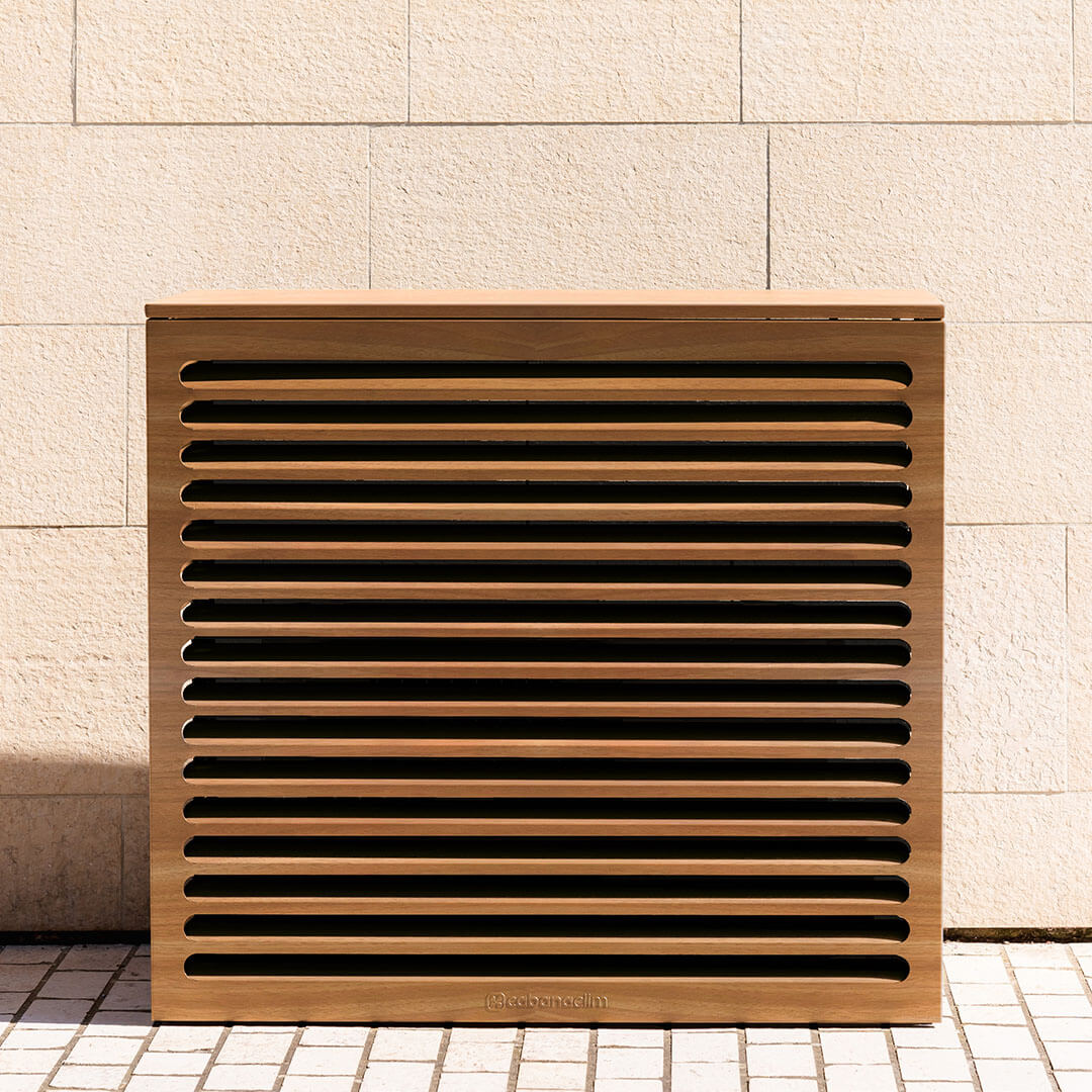 Modèle cache clim bois exotique – taille L – vue : vue de face neutre. Protection élégante et durable, pensée pour s’intégrer à tous les environnements extérieurs. Un choix esthétique et pratique.