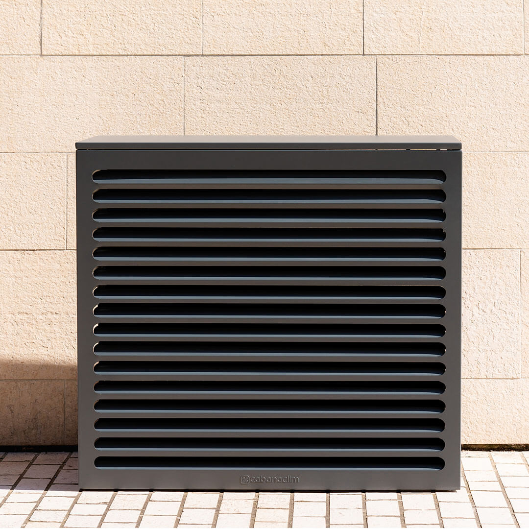 Modèle cache clim gris anthracite (ral 7016) – taille L – vue : vue de face mur seul. Protection élégante et durable, pensée pour s’intégrer à tous les environnements extérieurs. Un cache clim design pensé pour durer.