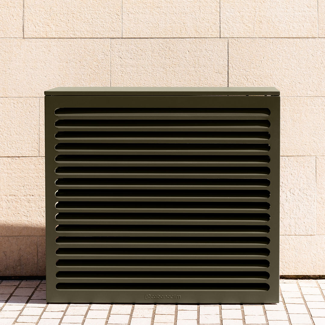 Cache clim vert olive (RAL 6014) – taille L, installé avec soin – vue de face neutre. Structure ventilée et design, idéale pour sublimer une façade ou un jardin. Un rendu soigné qui allie déco et performance.
