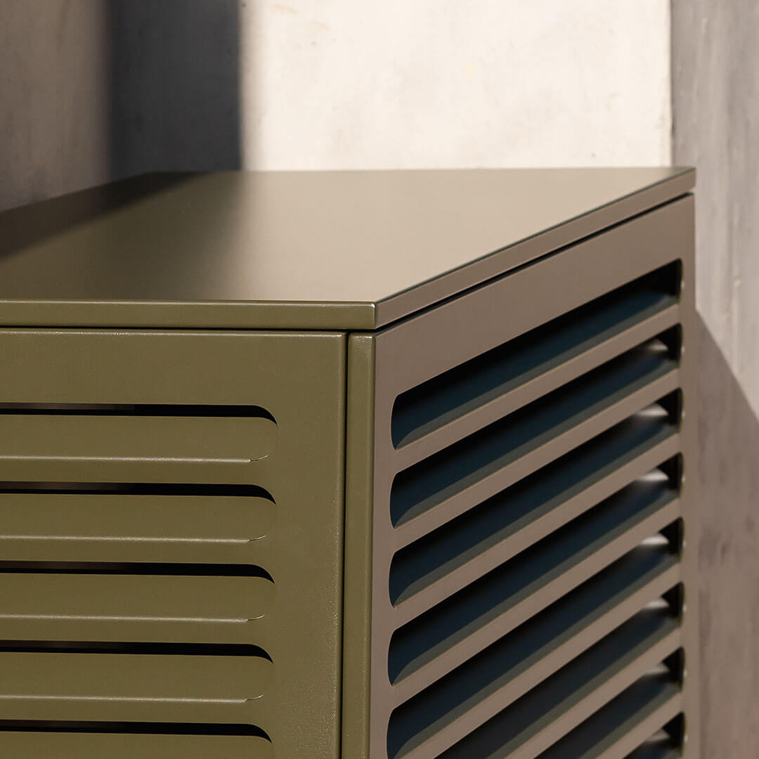 Cache clim vert olive (RAL 6014) Cabanaclim  - vue d’angle zoomée. Finition en aluminium haut de gamme, conçue pour habiller votre clim ou pompe à chaleur avec style. Un rendu soigné qui allie déco et performance.