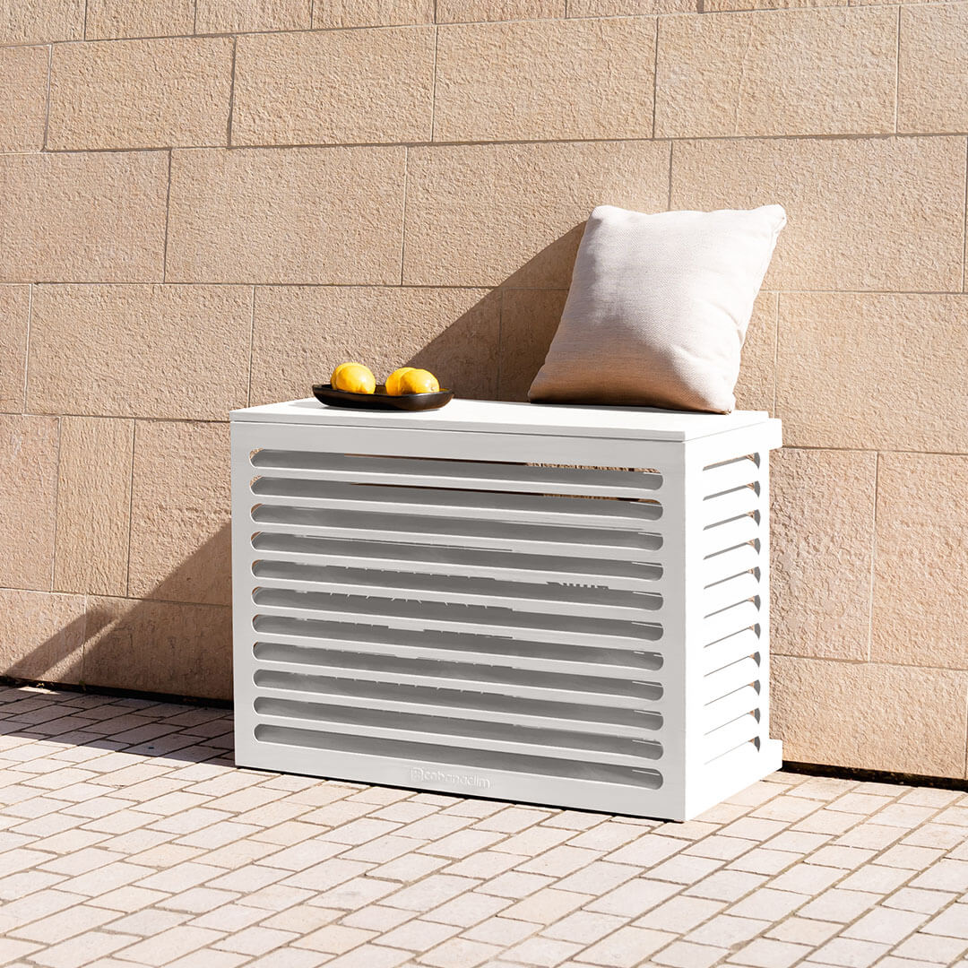Cache clim blanc (RAL 9010) Cabanaclim – taille S – vue de face mur seul. Finition en aluminium haut de gamme, conçue pour habiller votre clim ou pompe à chaleur avec style. Un cache clim design pensé pour durer.