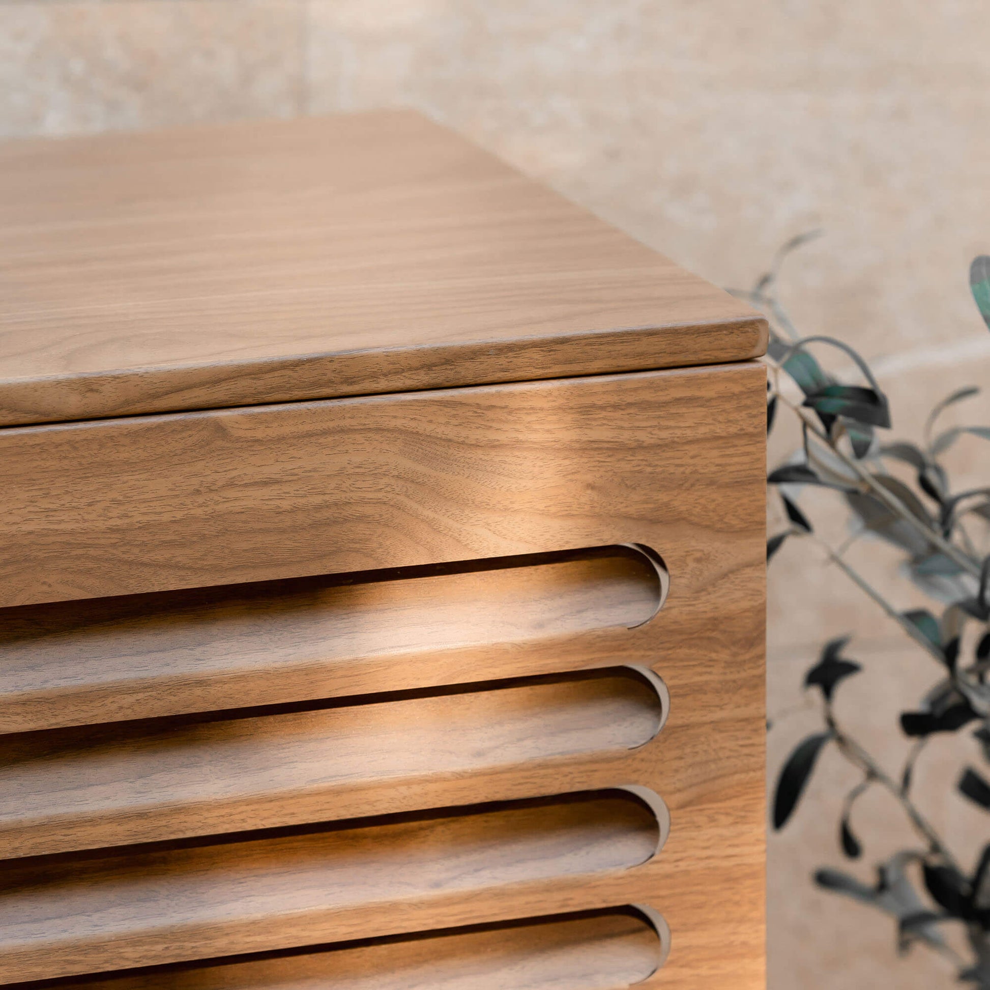 Cache clim bois exotique Cabanaclim – vue d’angle zoomée. Finition aluminium aspect bois, parfaite pour intégrer une unité extérieure de climatisation ou pompe à chaleur dans un environnement chaleureux, naturel et esthétique.