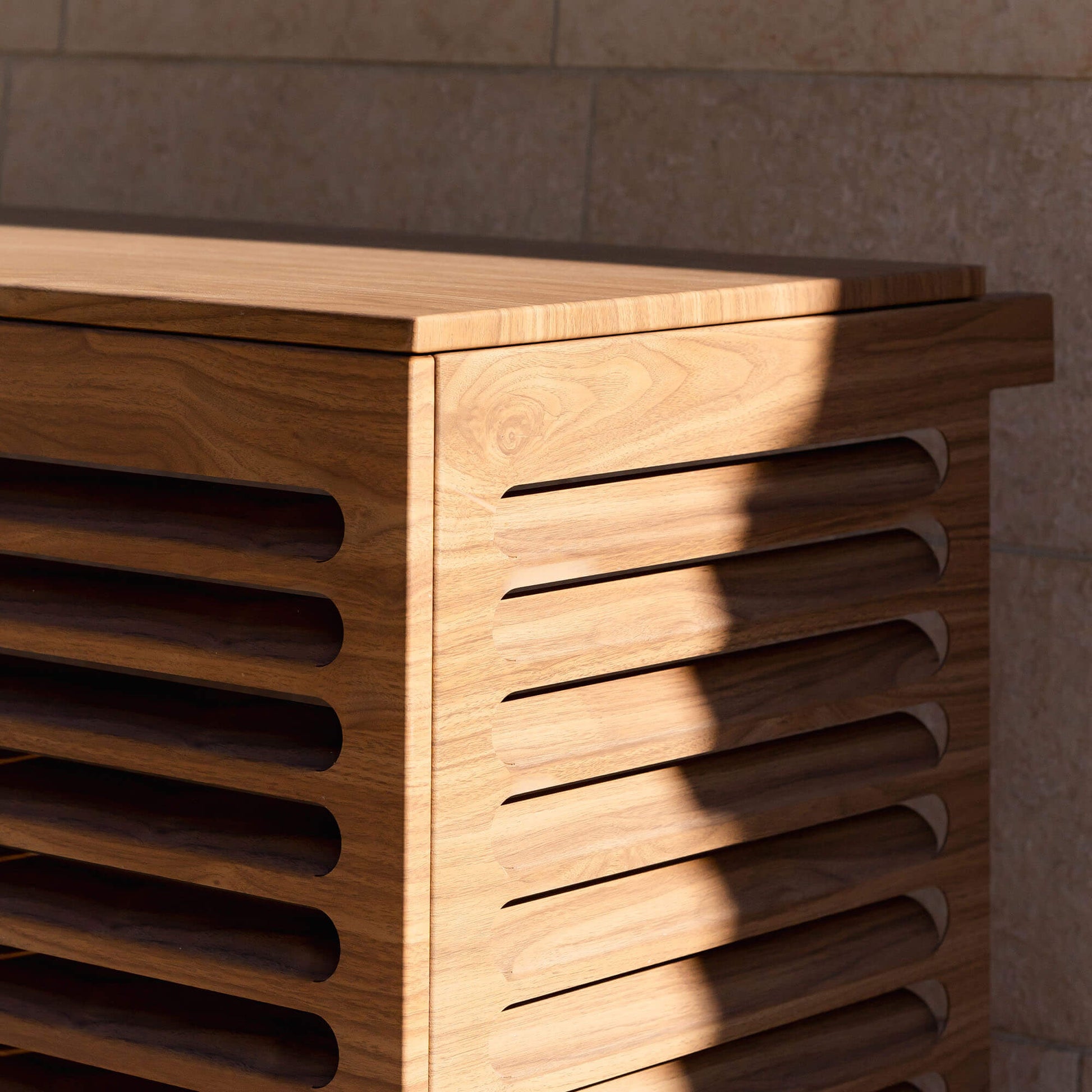 Cache clim bois exotique Cabanaclim – vue style architecture. Finition aluminium aspect bois, parfaite pour intégrer une unité extérieure de climatisation ou pompe à chaleur dans un environnement chaleureux, naturel et esthétique.