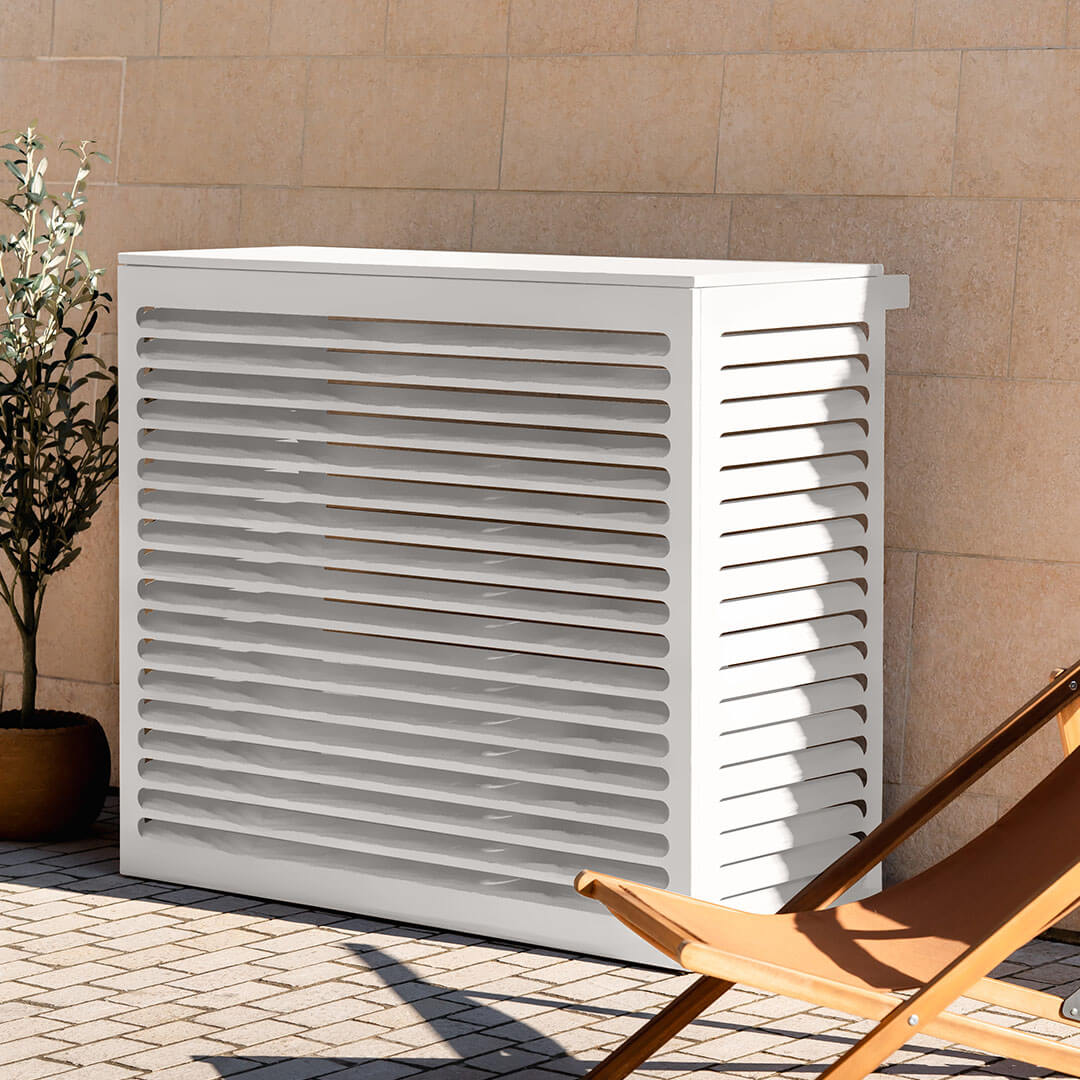 Cache clim blanc (RAL 9010) – taille XL, installé avec soin – vue 3/4. Structure ventilée et design, idéale pour sublimer une façade ou un jardin. Un cache clim design pensé pour durer.