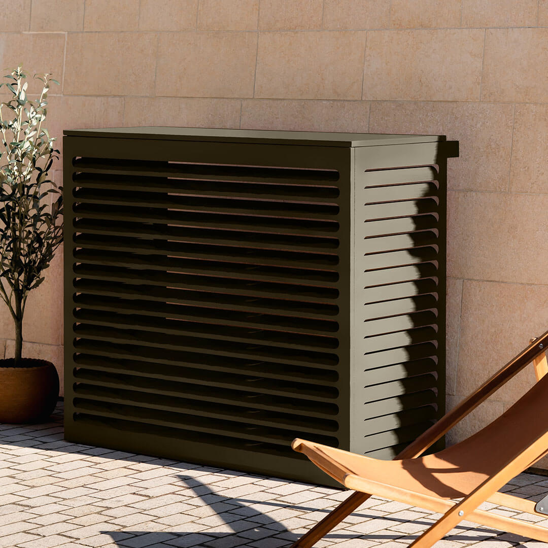Cache clim vert olive (RAL 6014) – taille XL, installé avec soin – mise en situation déco extérieure. Finition en aluminium haut de gamme, conçue pour habiller votre clim ou pompe à chaleur avec style. Un rendu soigné qui allie déco et performance.