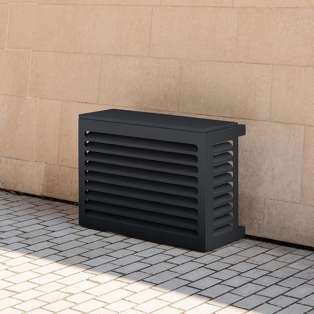 Cache clim gris anthracite (RAL 7016) Cabanaclim – taille XS – vue en situation. Protection élégante et durable, pensée pour s’intégrer à tous les environnements extérieurs. Un rendu soigné qui allie déco et performance.