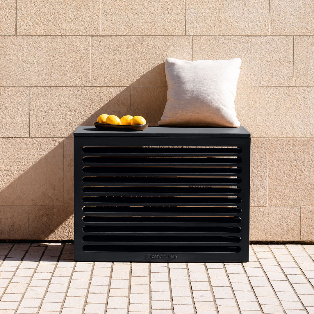 Cache clim gris anthracite (RAL 7016) – taille S, installé avec soin – vue de face avec déco. Structure ventilée et design, idéale pour sublimer une façade ou un jardin. Un cache clim design pensé pour durer.