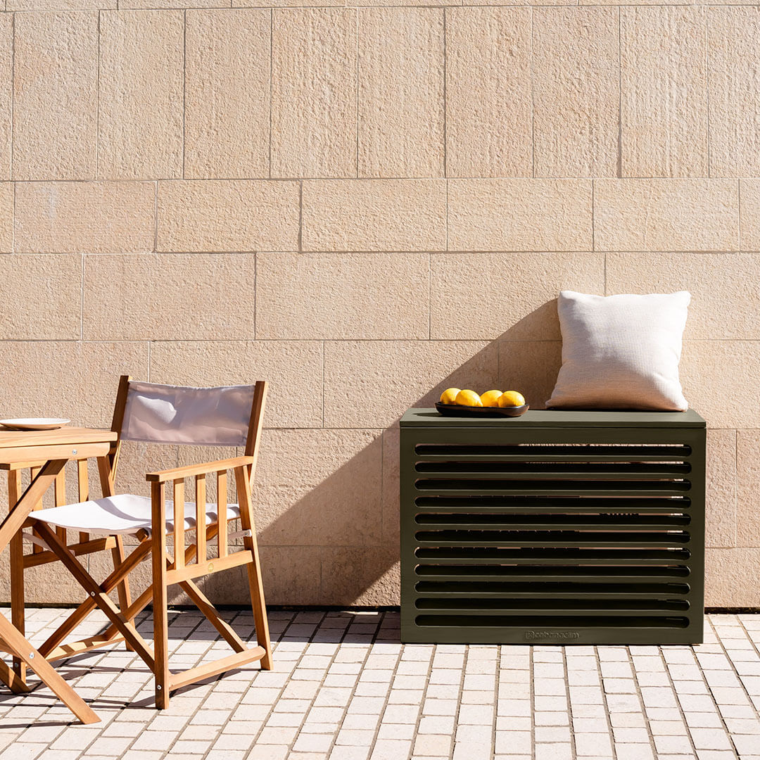 Cache clim vert olive (RAL 6014) – taille S, installé avec soin – vue style architecture. Protection élégante et durable, pensée pour s’intégrer à tous les environnements extérieurs. Un choix esthétique et pratique