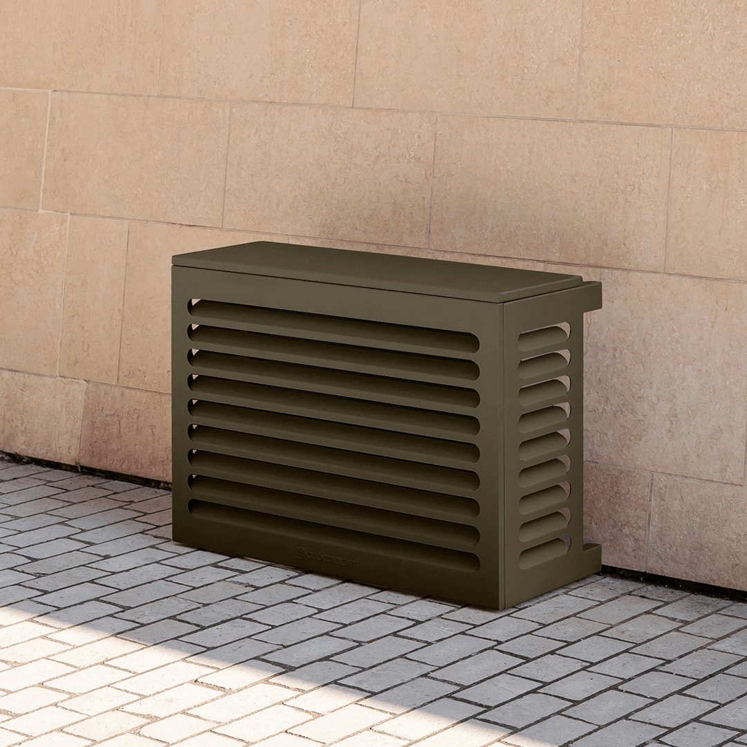 Cache clim vert olive (RAL 6014) – taille XS, installé avec soin – vue de face mur seul. Structure ventilée et design, idéale pour sublimer une façade ou un jardin. Un choix esthétique et pratique.