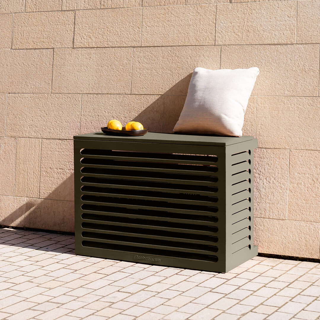 Modèle cache clim vert olive (ral 6014) – taille S – vue : vue en situation. Structure ventilée et design, idéale pour sublimer une façade ou un jardin. Un rendu soigné qui allie déco et performance.
