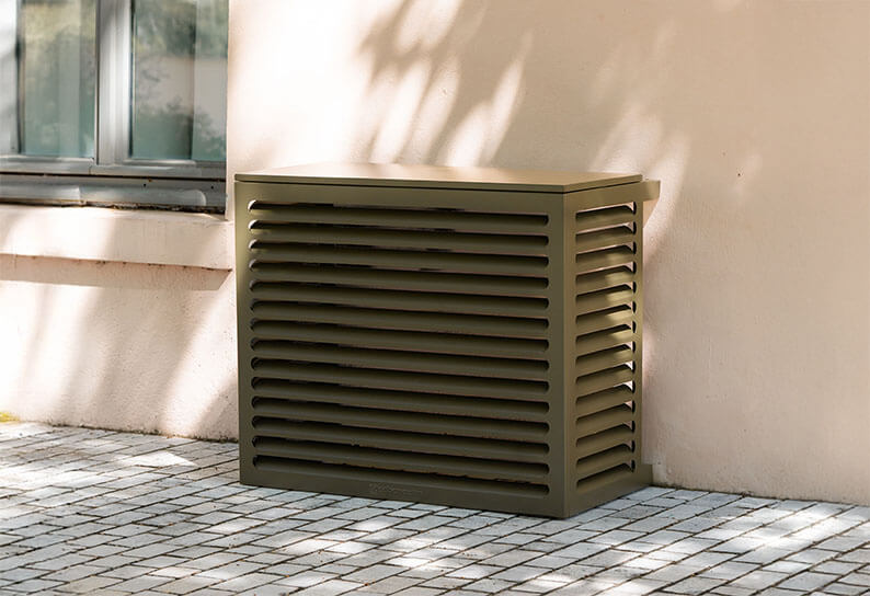 Cache clim Cabanaclim couleur vert olive taille M installé sur une façade extérieure