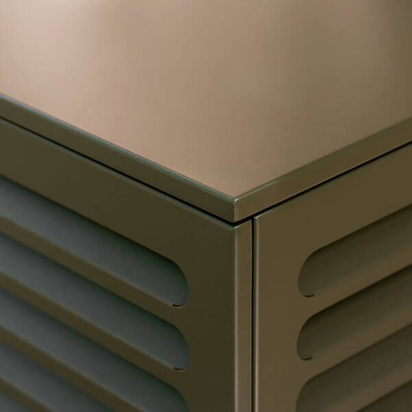 Zoom sur la finition du cache clim Cabanaclim vert olive en aluminium avec peinture epoxy anti-UV