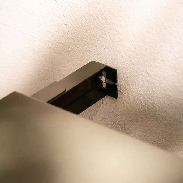 Fixation murale solide du cache clim Cabanaclim avec vis et ancrage sécurisé