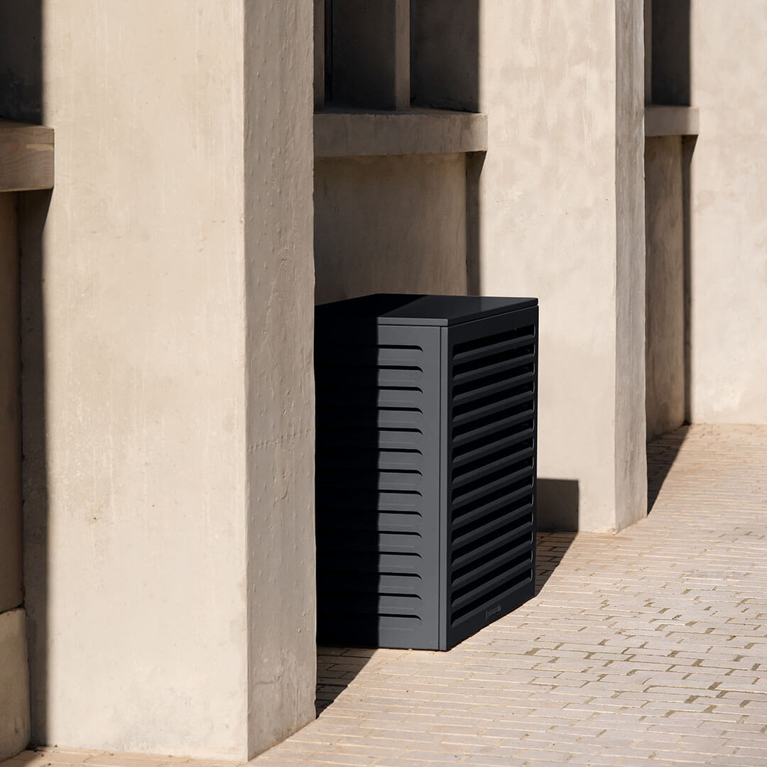 Cache clim gris anthracite (RAL 7016) Cabanaclim – taille M – vue style architecture. Protection élégante et durable, pensée pour s’intégrer à tous les environnements extérieurs. Un cache clim design pensé pour durer.