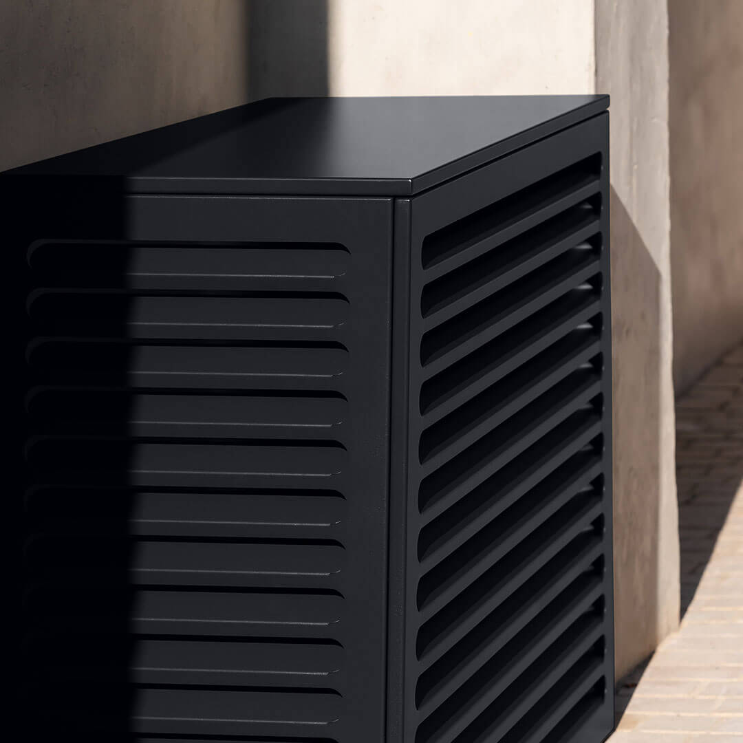 Modèle cache clim gris anthracite (ral 7016) – taille M – vue : vue d’angle zoomée. Protection élégante et durable, pensée pour s’intégrer à tous les environnements extérieurs. Un choix esthétique et pratique.