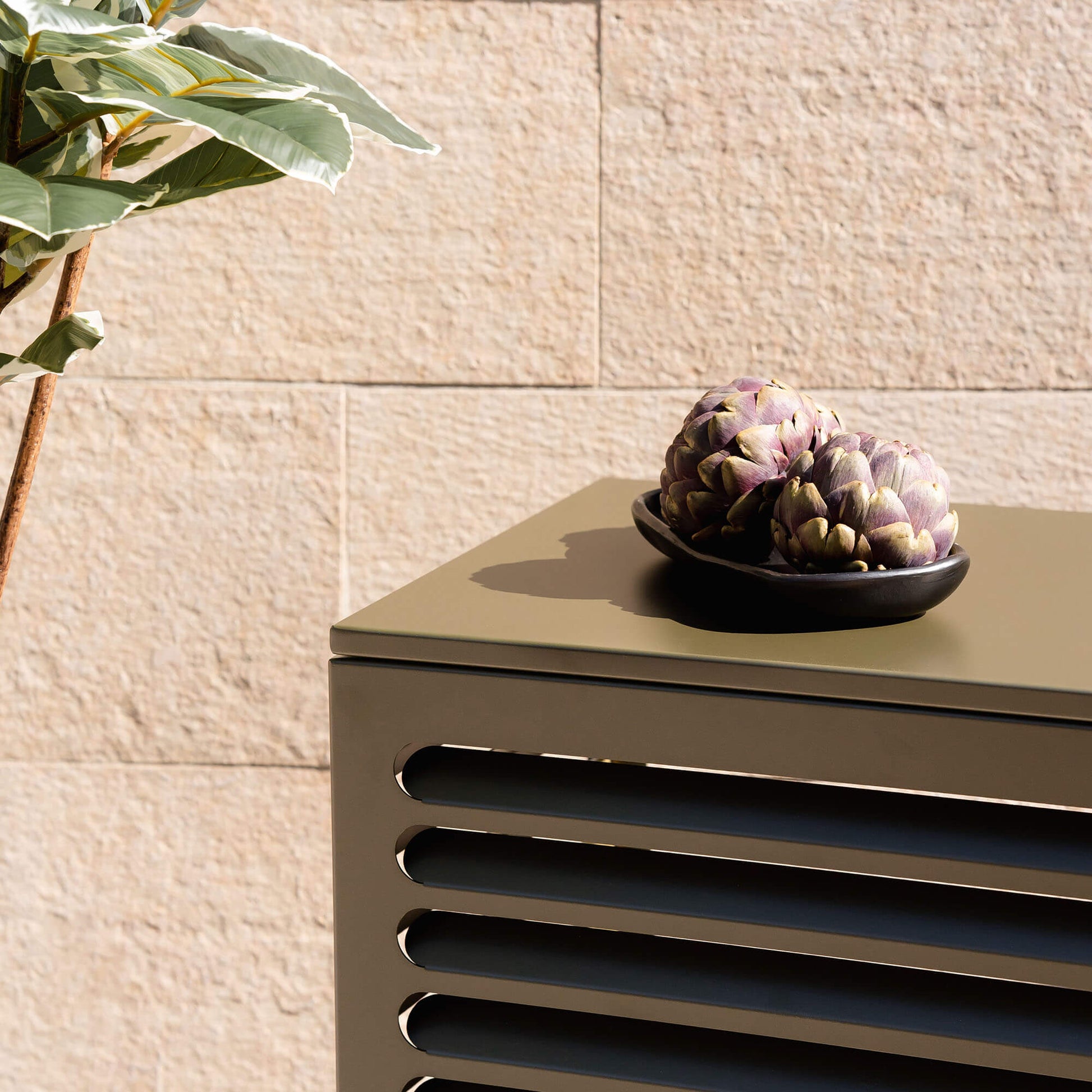 Modèle cache clim vert olive (ral 6014) – vue : zoom avec plat noir. Structure ventilée et design, idéale pour sublimer une façade ou un jardin. Un cache clim design pensé pour durer.