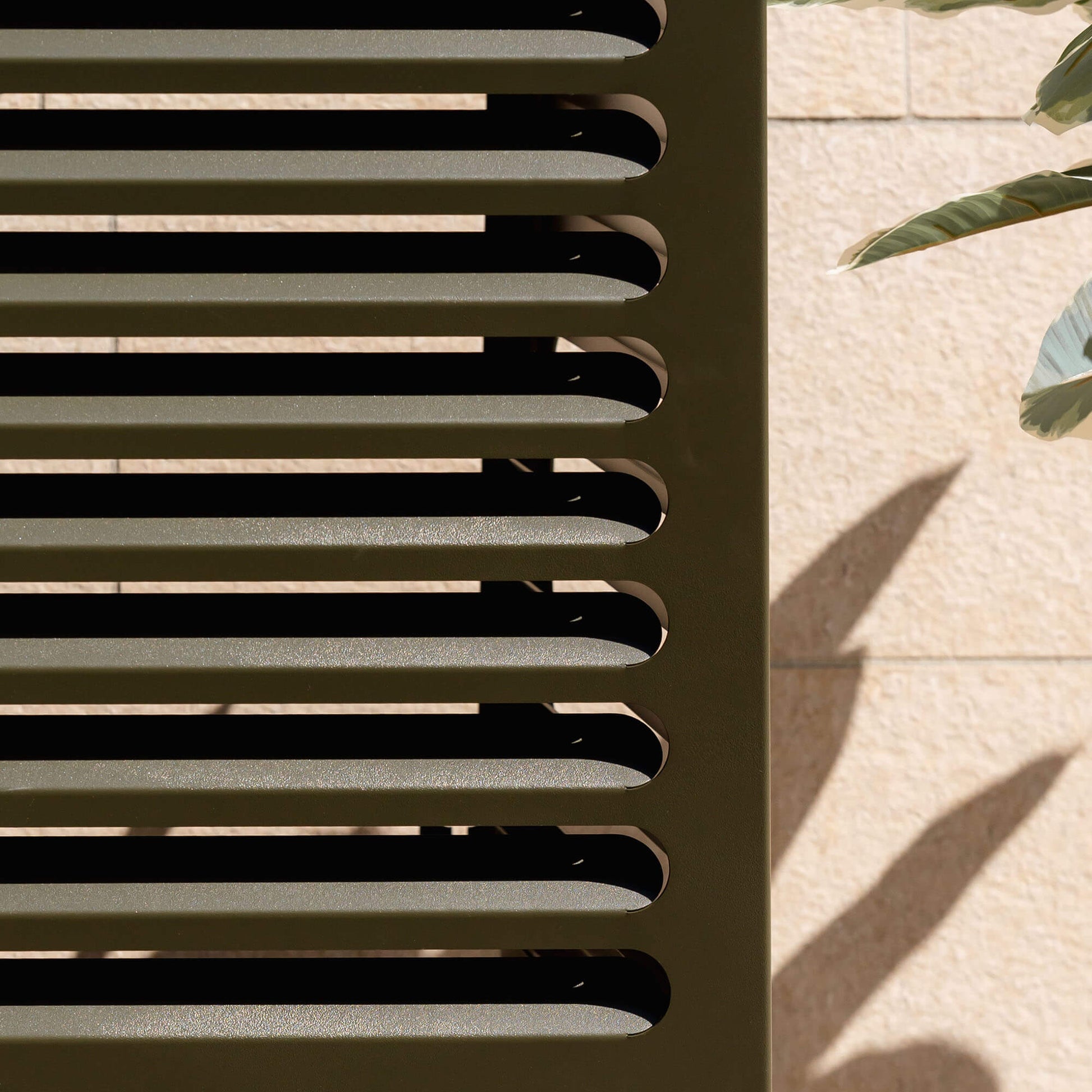 Cache clim vert olive kaki (RAL 6014) Cabanaclim – vue style architecture. Protection élégante et durable, pensée pour s’intégrer à tous les environnements extérieurs. Un choix esthétique et pratique.