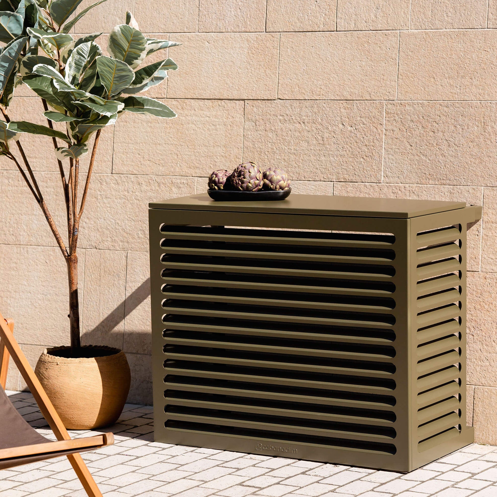 Modèle cache clim vert olive (ral 6014) – taille M – vue : vue en situation. Protection élégante et durable, pensée pour s’intégrer à tous les environnements extérieurs. Un rendu soigné qui allie déco et performance.