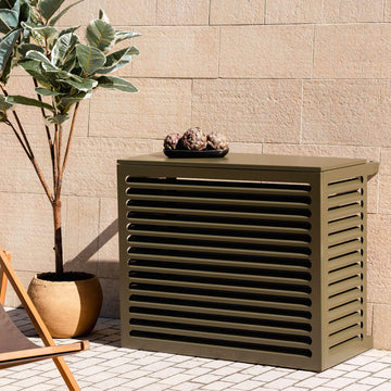 Modèle cache clim vert olive (ral 6014) – taille M – vue : vue en situation. Protection élégante et durable, pensée pour s’intégrer à tous les environnements extérieurs. Un rendu soigné qui allie déco et performance.