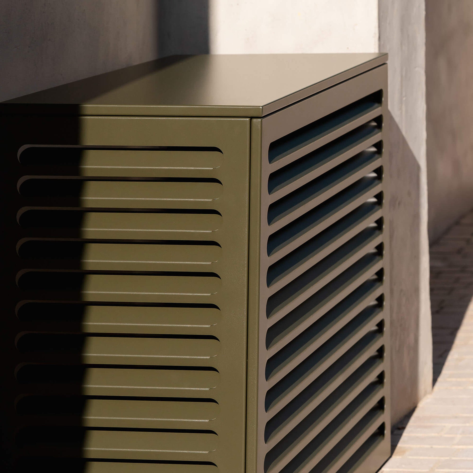 Modèle cache clim vert olive (ral 6014) – taille M – vue : vue style architecture. Protection élégante et durable, pensée pour s’intégrer à tous les environnements extérieurs. Un choix esthétique et pratique.